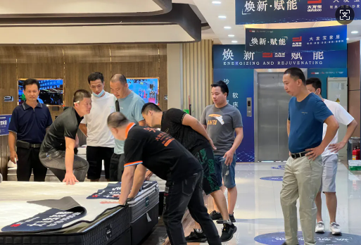 新品爆款上线,现场热闹非凡,展会持续进行中!